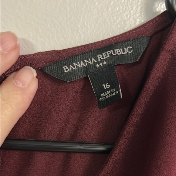 Elegant Burgundy Sleeveless Dress - Picture 2 of 6